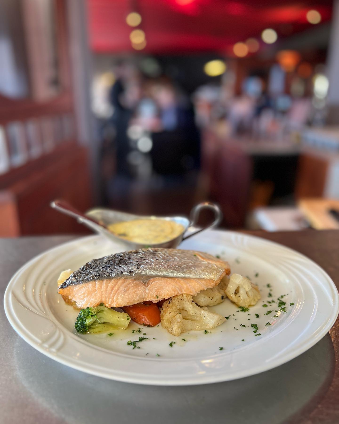 Geroosterde zalmfilet met Nantes witte boter en een groenteboeket